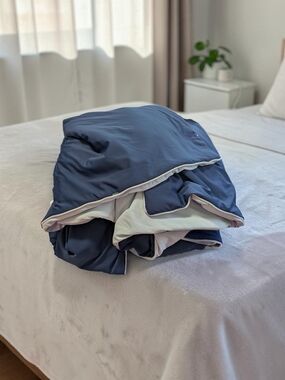 Boutique Reversible Cooling Comforter Navy & Light Blue Full/Queen 90x96 (EUC)